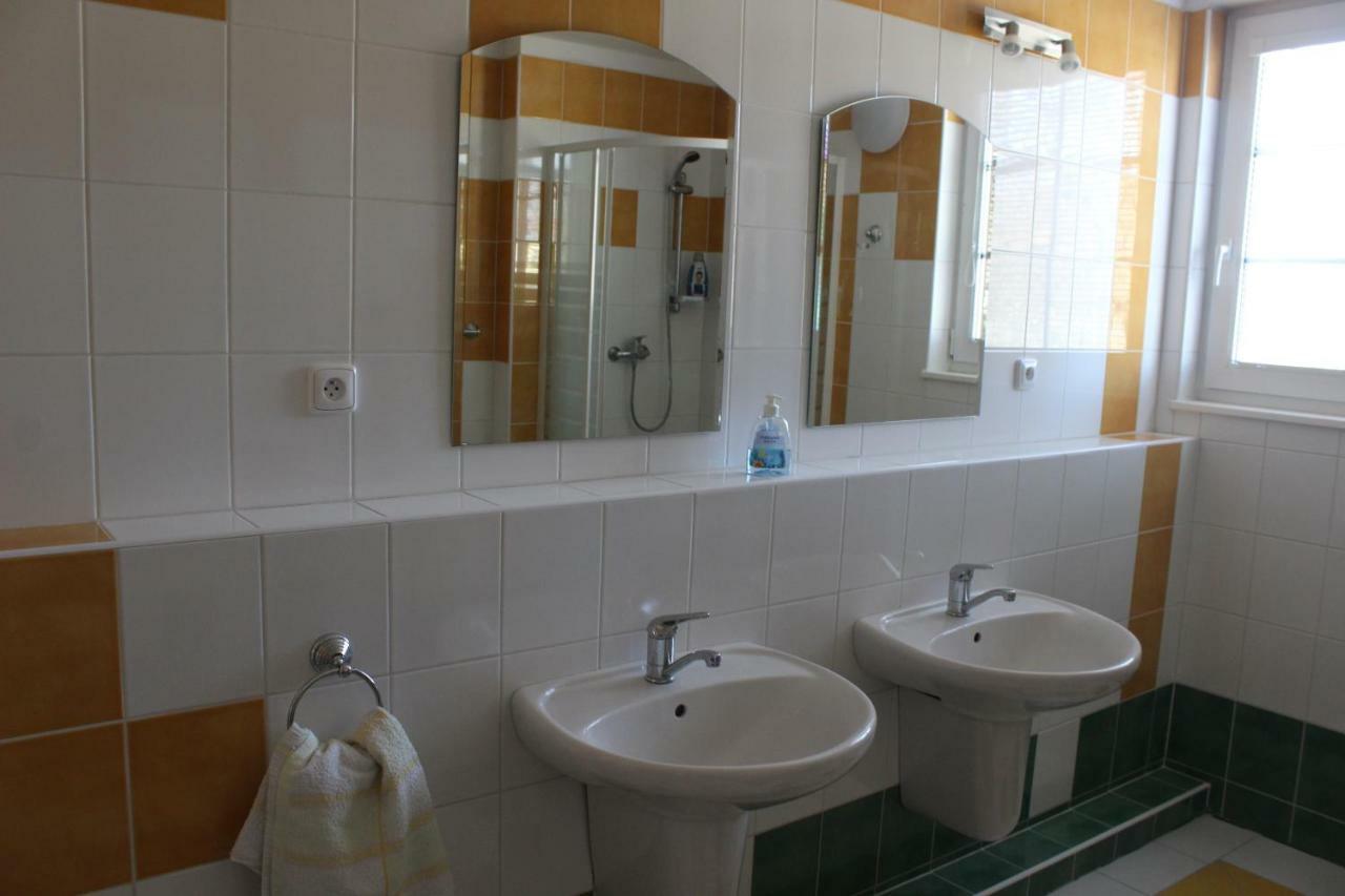 Apartman V Podskali Hluboka nad Vltavou Luaran gambar