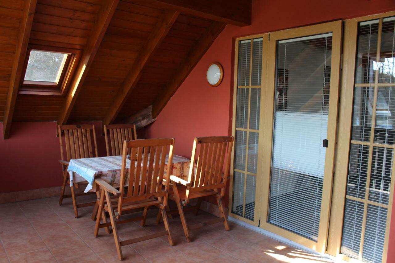 Apartman V Podskali Hluboka nad Vltavou Luaran gambar